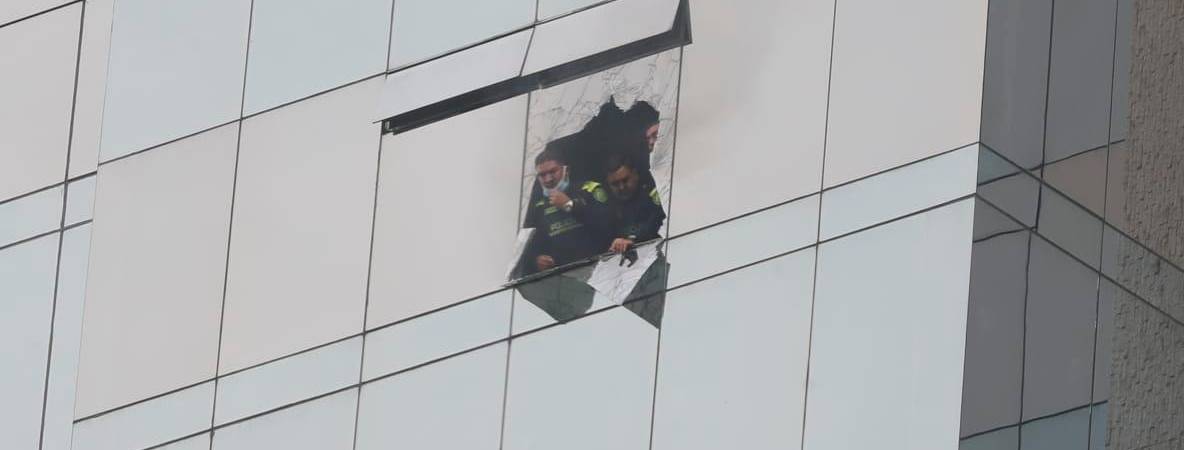 La Policía se apersonó de la situación para retomar el control del edificio. /FOTO: JAIME PÉREZ MUNÉVAR