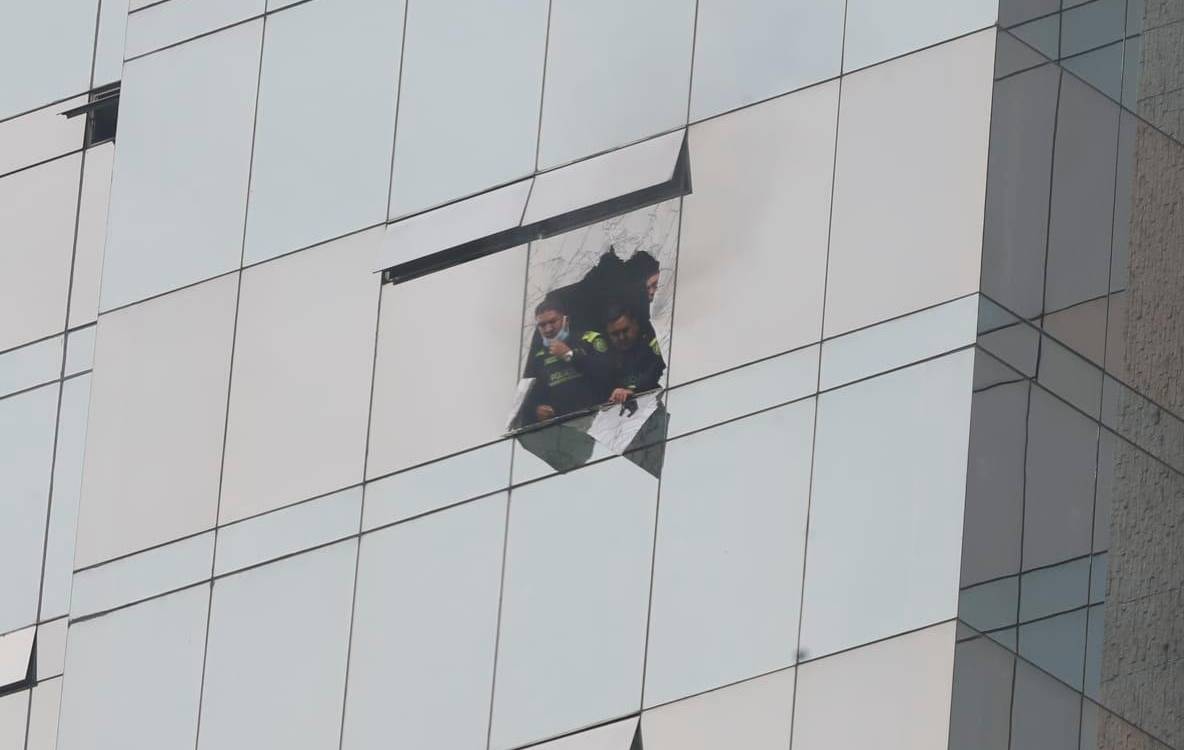La Policía se apersonó de la situación para retomar el control del edificio. /FOTO: JAIME PÉREZ MUNÉVAR
