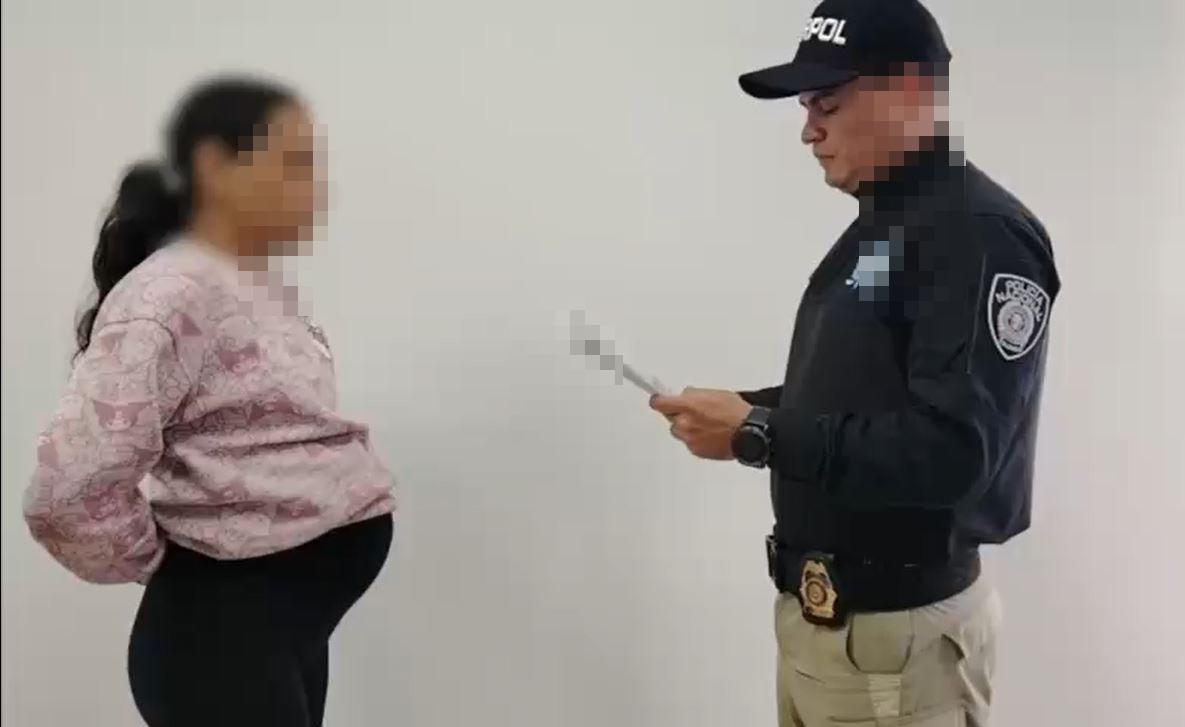 Momento en que un oficial de Interpol le hacen efectiva la capturado por Notificación Roja. <b><span class=mln_small-caps_mln>/FOTO: TOMA DE VIDEO</span></b>