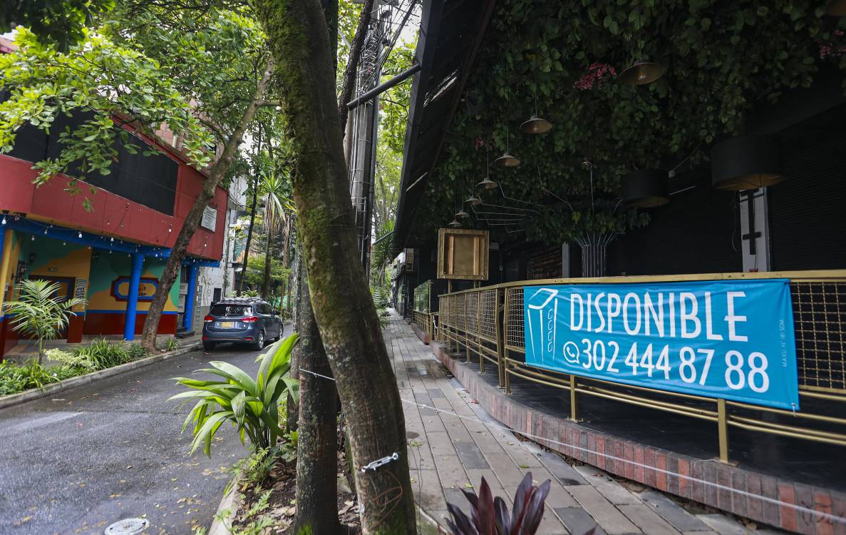 El parque Lleras en el barrio El Poblado está en crisis por cierre de locales a falta de turistas. FOTO: MANUEL SALDARRIAGA QUINTERO