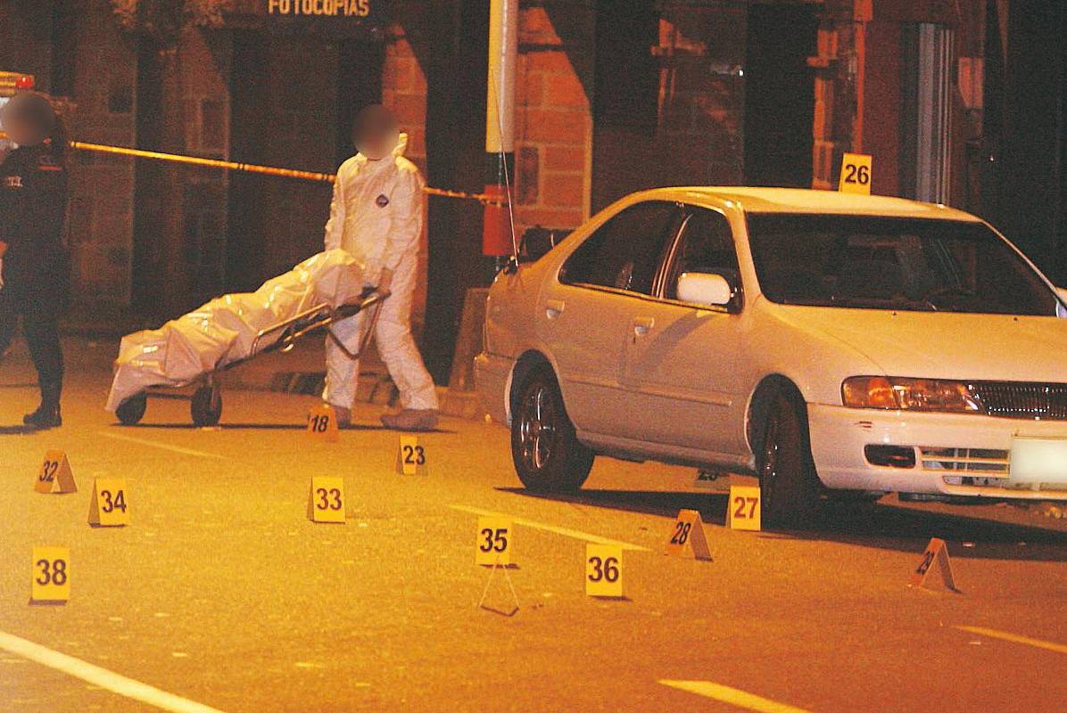 13. Masacre en Envigado: 8 muertos y 15 heridos dejó un ataque sicarial en Envigado. Ocurrió en el sector de Guanteros el 2 de julio. / FOTO: ESTEBAN VANEGAS.