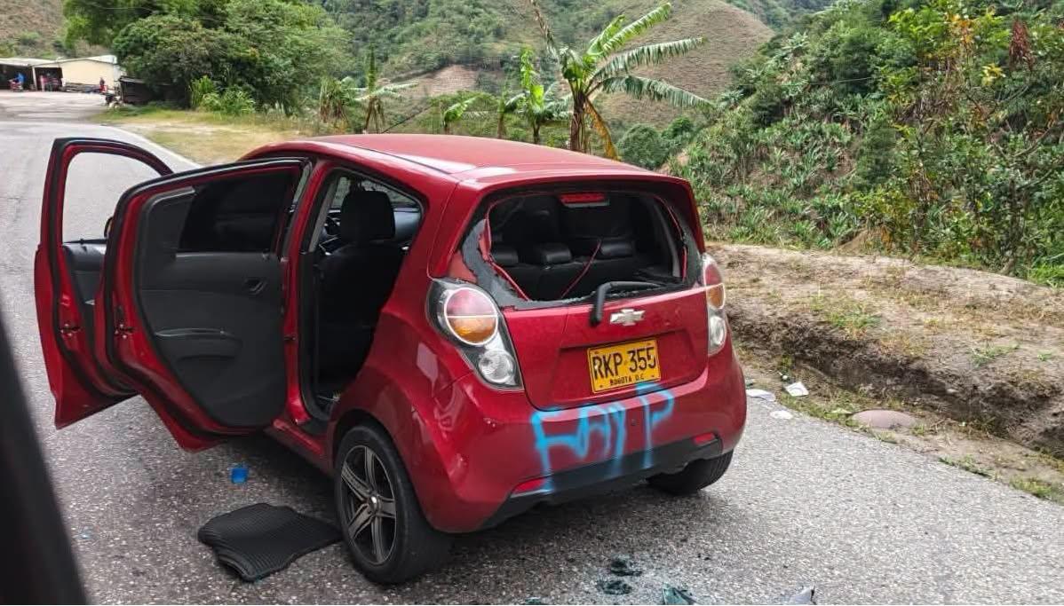 En este carro iban los uniformados de la Policía cuando fueron interceptados por el Eln. FOTO: FACEBOOK NARIÑO HOY