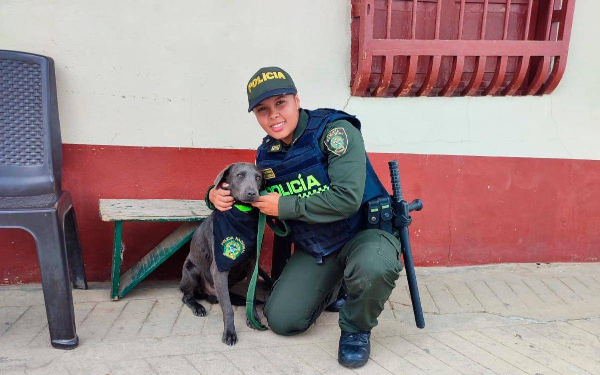 $!Firulais y la Nallerly Valencia, la auxiliar de Policía que lo rescató. /FOTO: POLICÍA NACIONAL