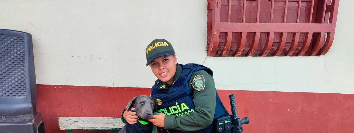 Firulais y la Nallerly Valencia, la auxiliar de Policía que lo rescató. /FOTO: POLICÍA NACIONAL