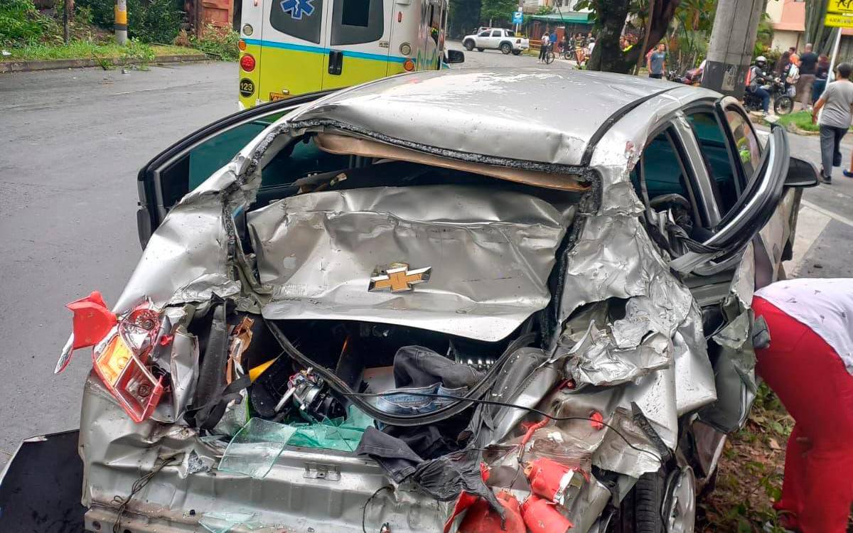 Así quedó uno de los carros con los que se chocó la volqueta. /FOTO: CORTESÍA