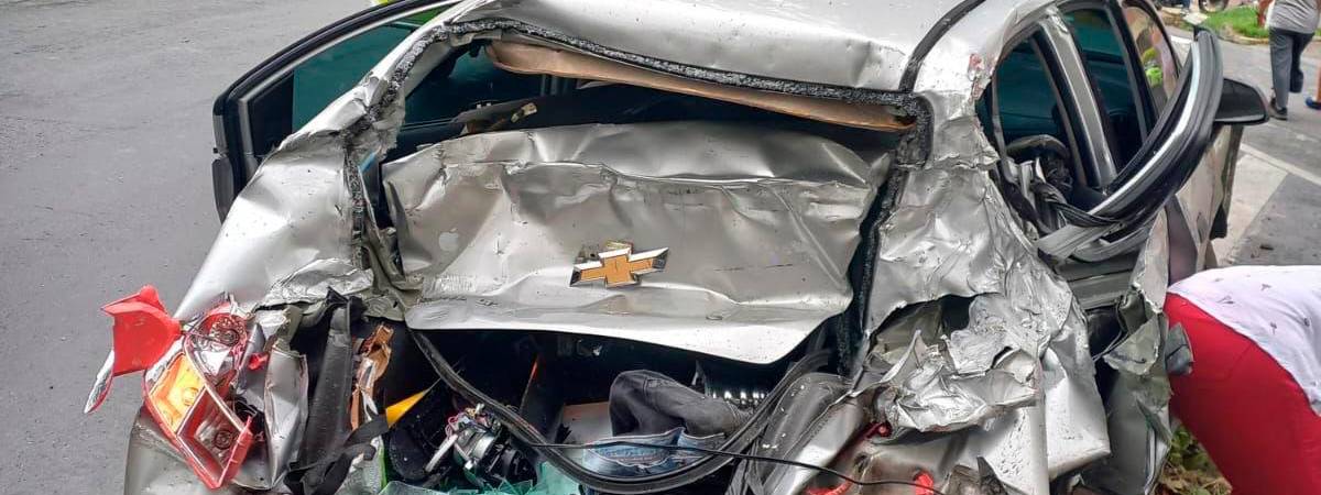 Así quedó uno de los carros con los que se chocó la volqueta. /FOTO: CORTESÍA 