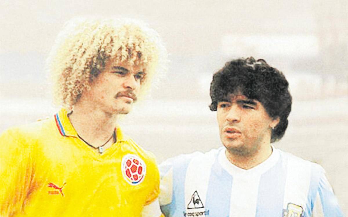 Carlos ‘Pibe’ Valderrama (izquierda) junto a Diego Maradona (derecha). /FOTO: Q’HUBO BOGOTÁ