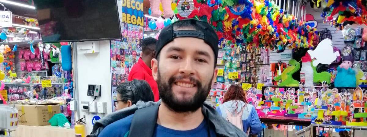 Gorras y vuvuzelas de la Tricolor. /FOTO: SINDY VALLE. 