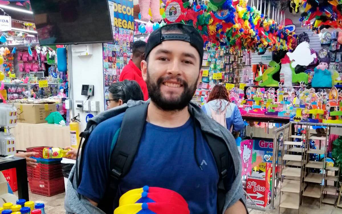 Gorras y vuvuzelas de la Tricolor. /FOTO: SINDY VALLE.