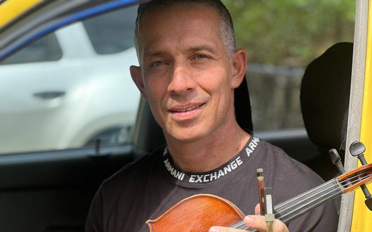 30 años lleva Jhon Alexánder García dedicadoa la música, 10 de elloscomo taxista en Medellín. FOTO: CORTESÍA