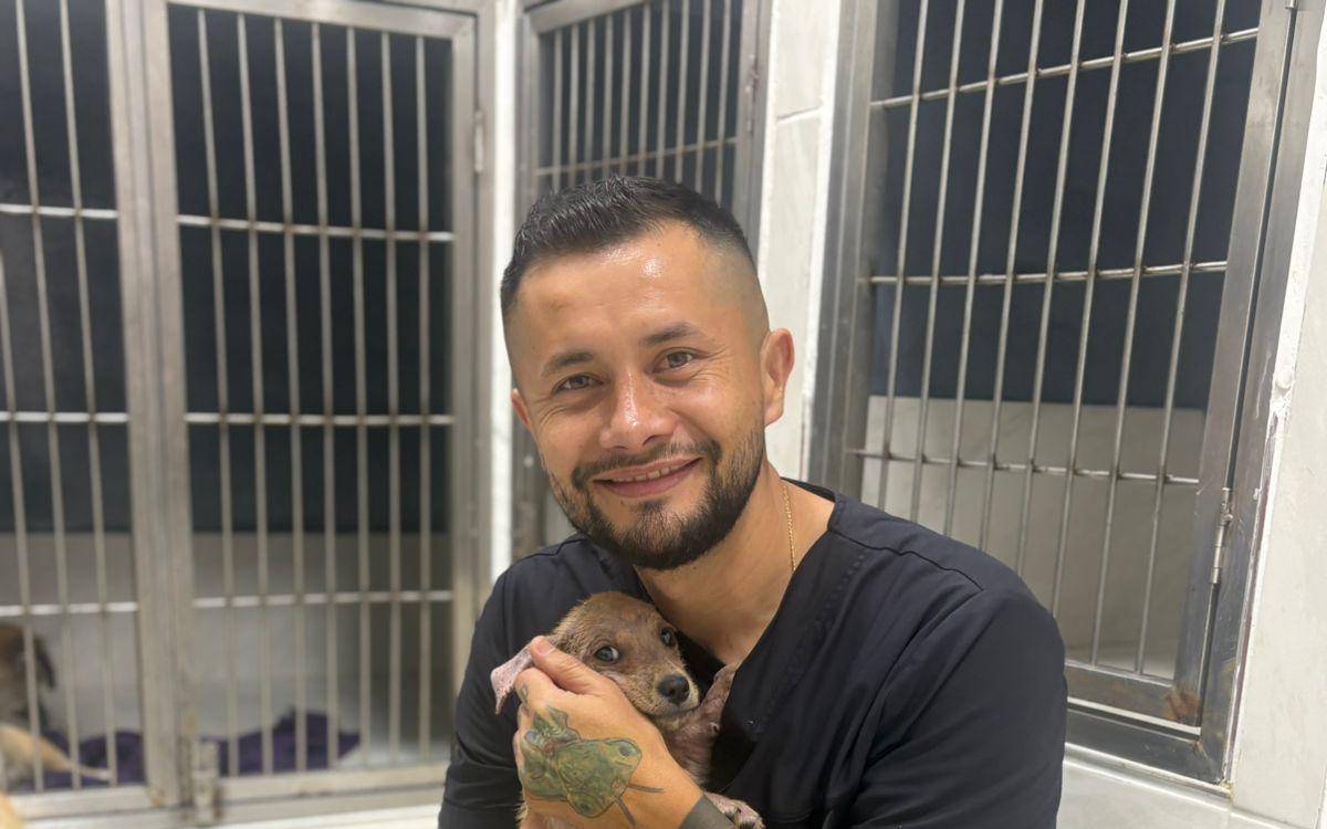 Jherson Hernández y una de las peluditas rescatadas. FOTO: YÉSSICA PÉREZ