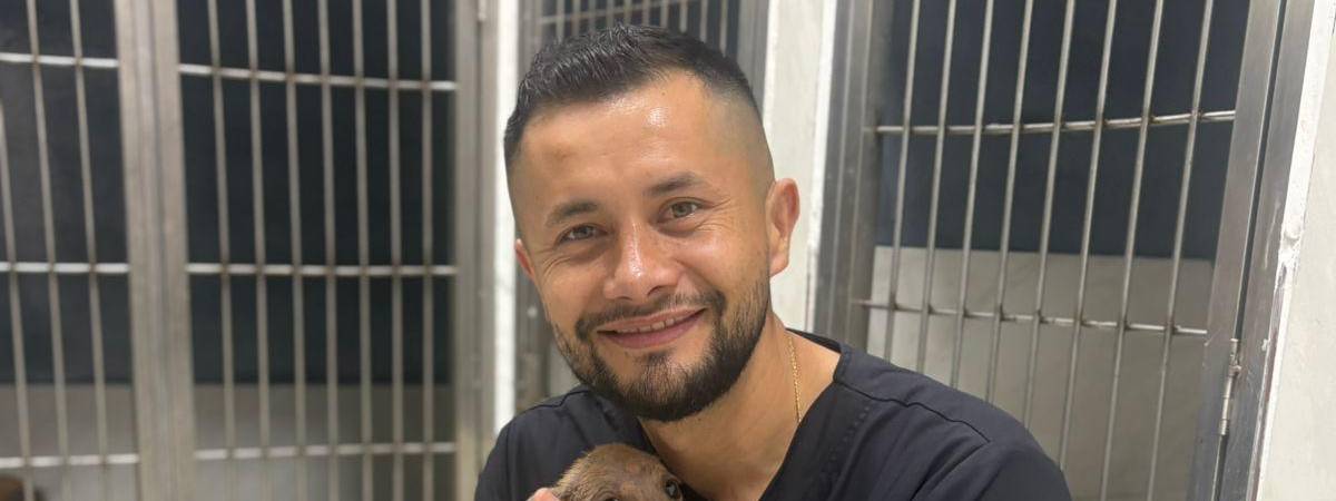 Jherson Hernández y una de las peluditas rescatadas. FOTO: YÉSSICA PÉREZ