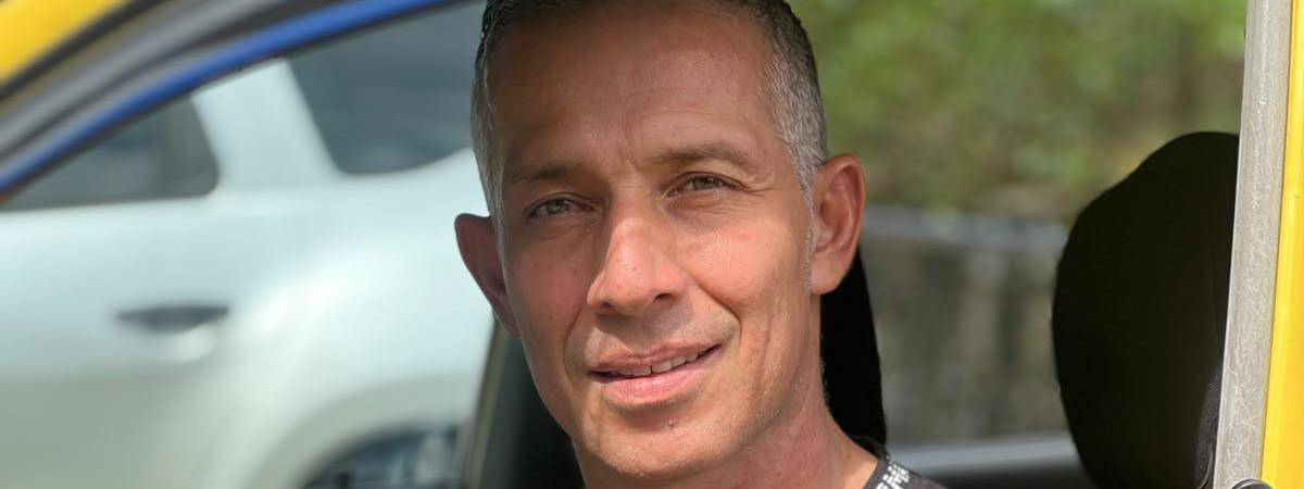 30 años lleva Jhon Alexánder García dedicadoa la música, 10 de elloscomo taxista en Medellín. FOTO: CORTESÍA