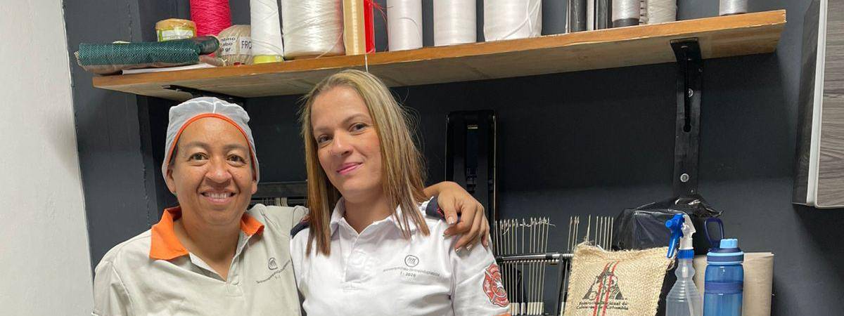 Mientras Luisa Fernanda (izq.) le contaba a Q’HUBO loorgullosa que se sentía de su hermana, Mónica (der.) nopodía evitar las lágrimas. FOTOS: JAIDER ESCOBAR B.