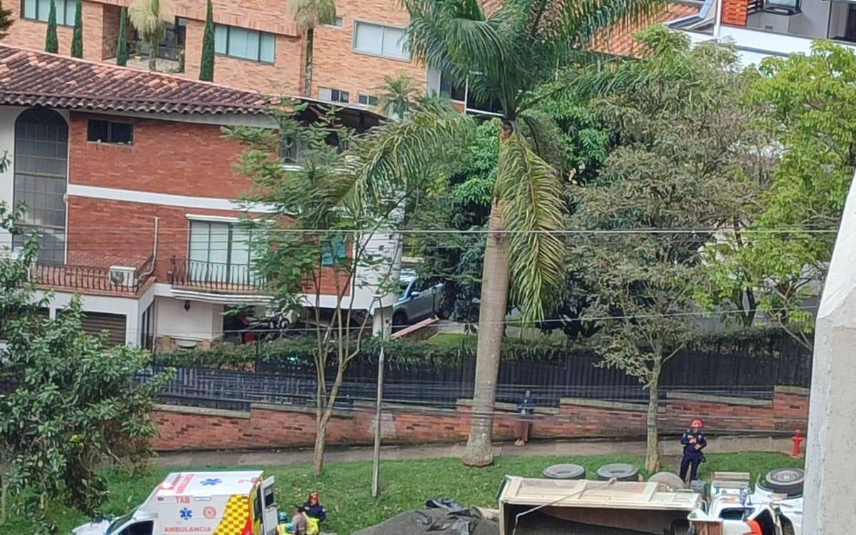 Una volqueta también perdió el control y terminó volcada. FOTO: CORTESÍA NATALIA NÚÑEZ