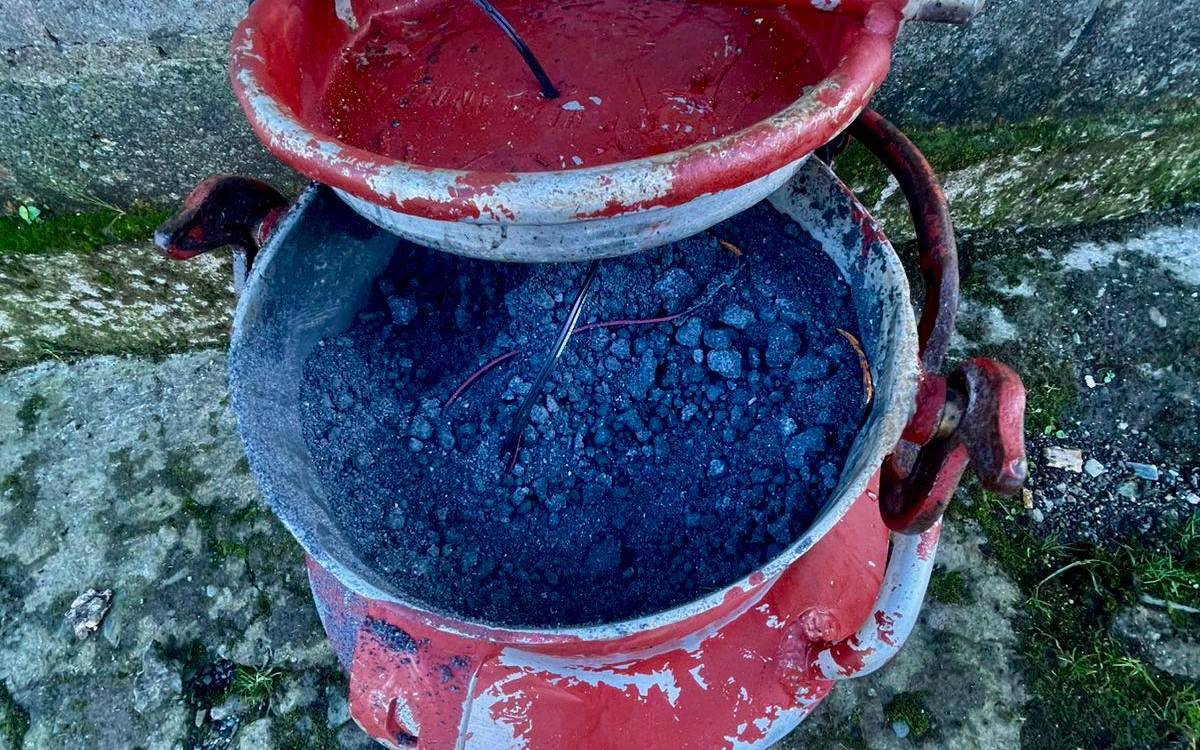 Esta fue la caneca incautada, la cual tendría en su interior los explosivos. Al parecer, estaban dispuestos para ejecutar una explosión. FOTO: CORTESÍA CUARTA BRIGADA DEL EJÉRCITO