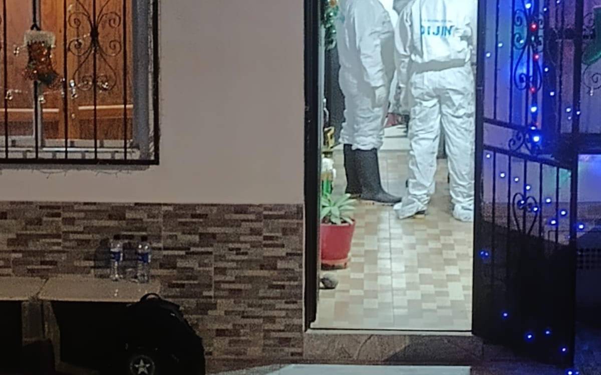 Inspección a los cuerpos sin vida en vivienda de La Ceja. FOTO: CORTESÍA ENTRE CEJA Y CEJA