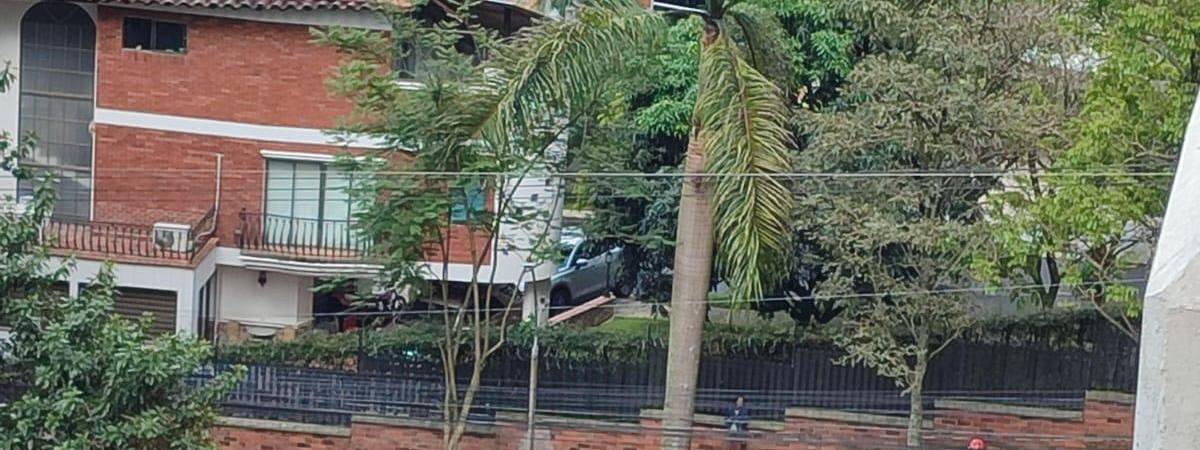 Una volqueta también perdió el control y terminó volcada. FOTO: CORTESÍA NATALIA NÚÑEZ