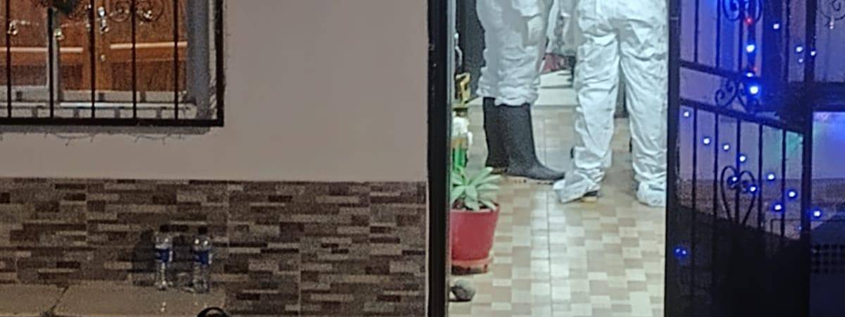 Inspección a los cuerpos sin vida en vivienda de La Ceja. FOTO: CORTESÍA ENTRE CEJA Y CEJA