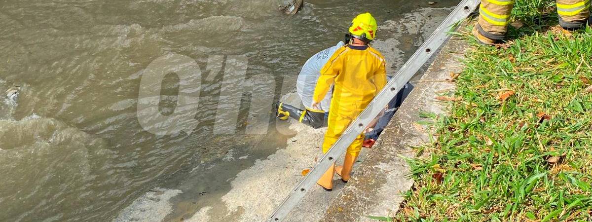 El cadáver fue recuperado por unidades del Cuerpo de Bomberos Medellín. /FOTO: ANDRÉS FELIPE OSORIO GARCÍA