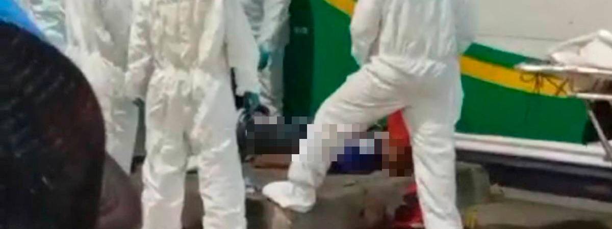 Agentes judiciales realizaron la inspección técnica del cuerpo del motociclista fallecido. /FOTO: TOMADA DE FACEBOOK PRENSA PAISA 