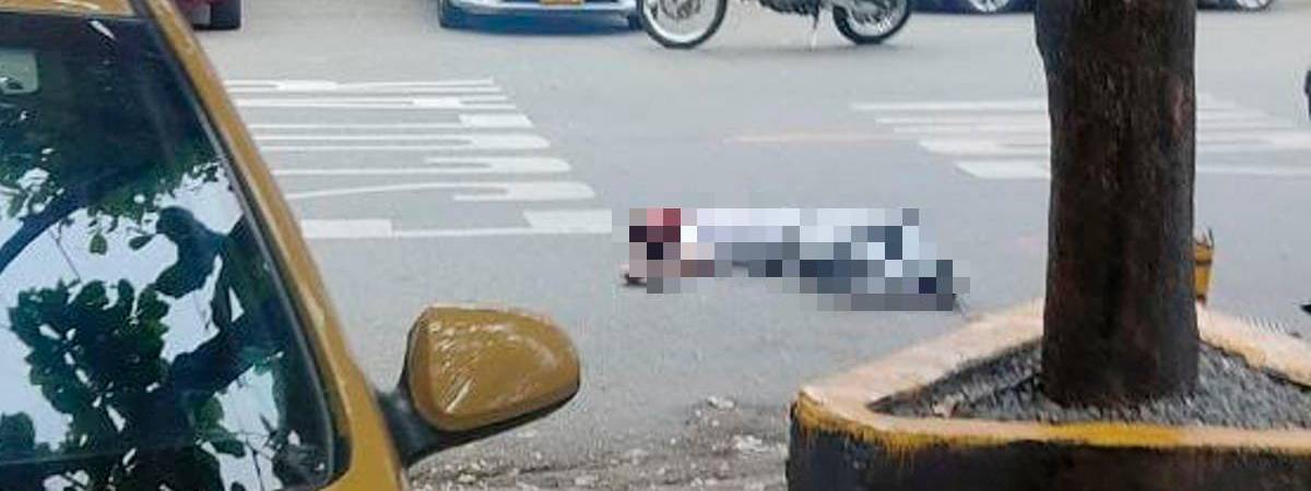 El cuerpo sin vida de este hombre quedó tendido en plena vía pública. /FOTO: CORTESÍA DENUNCIAS ANTIOQUIA 