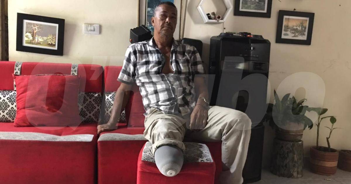 Él es don Ricaurte, el dueño del negocio que se incendió en San Javier. <b><span class=mln_small-caps_mln>/FOTO: LAURA JIMÉNEZ</span></b>