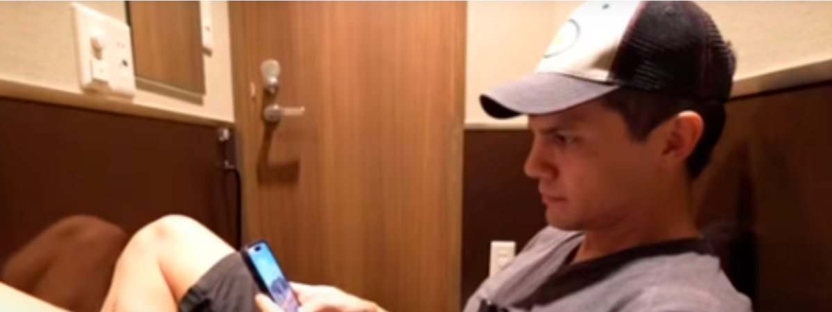 Juan Díaz enseña cómo es este espacio de hospedaje que tiene un gran precio por noche para los turistas. / FOTO: CAPTURA DE VIDEO.