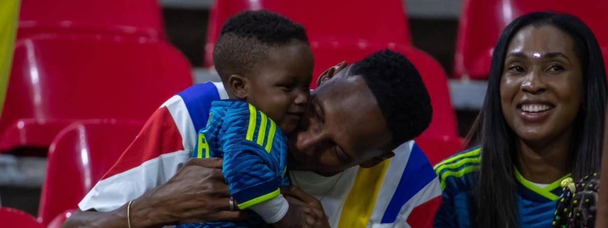 Yerry Mina junto a su hijo y esposa. FOTO: JUAN ANTONIO SÁNCHEZ