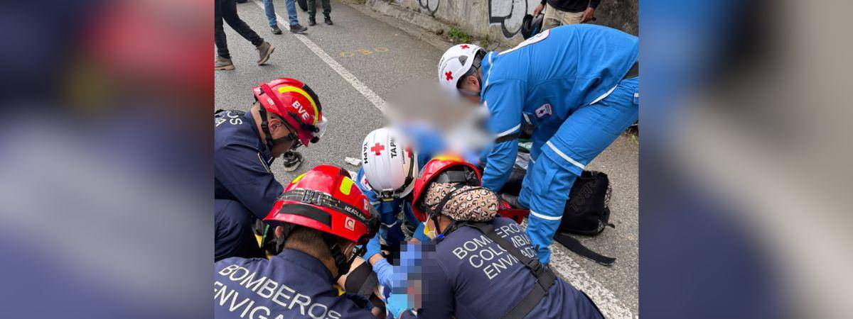 Bomberos de Envigado le brindaron atención prehospitalaria a la mujer herida. FOTO: CORTESÍA