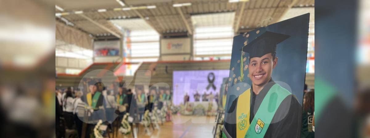 Homenaje póstumo a los 16 jóvenes del Liceo. FOTO: SINDY VALLE