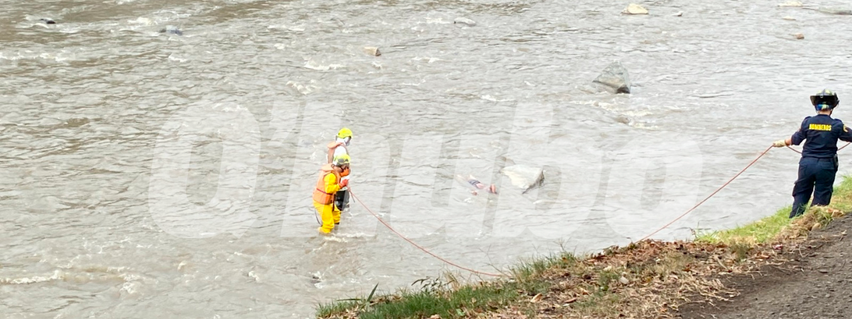 Los bomberos sacaron el cuerpo del río. /FOTO: ANDRÉS FELIPE OSORIO GARCÍA