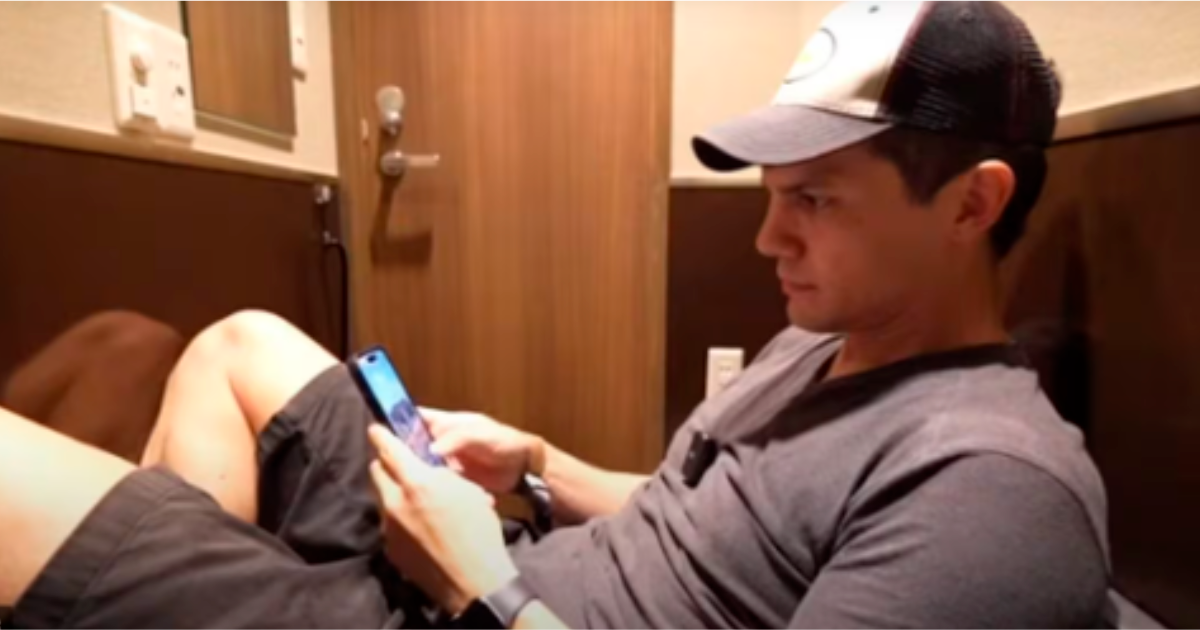 Juan Díaz enseña cómo es este espacio de hospedaje que tiene un gran precio por noche para los turistas. / FOTO: CAPTURA DE VIDEO.