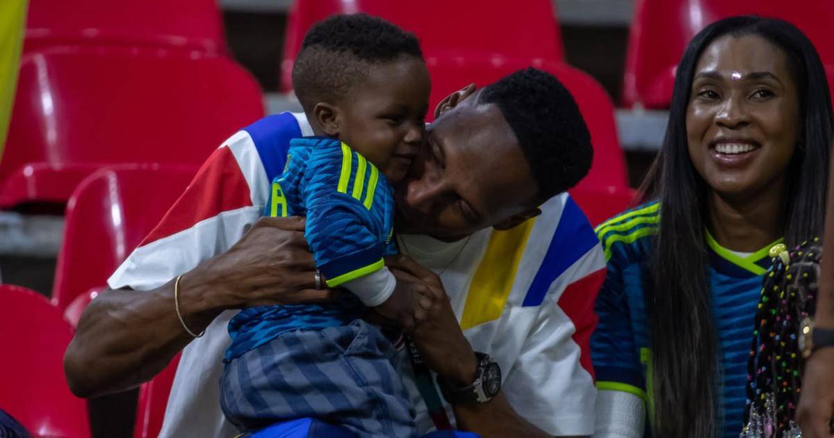 Yerry Mina junto a su hijo y esposa. FOTO: JUAN ANTONIO SÁNCHEZ