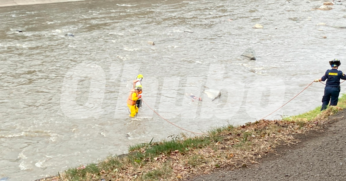 Los bomberos sacaron el cuerpo del río. /FOTO: ANDRÉS FELIPE OSORIO GARCÍA