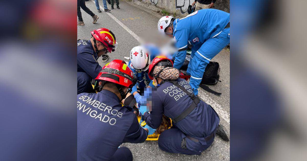 Bomberos de Envigado le brindaron atención prehospitalaria a la mujer herida. FOTO: CORTESÍA