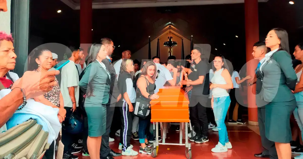 Así despidieron a Yesli en la parroquia del barrio Andalucía, quien se había acabado de graduar del colegio y trabajaba en un local de comidas rápidas. /FOTO: ANDRÉS FERNANDO GARCÍA