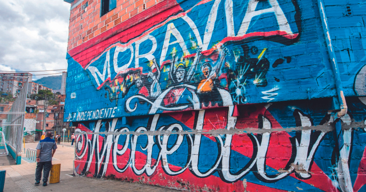 En los diferentes barrios y comunas de Medallo también se preparan para disfrutar el juego de ida de hoy. / FOTO: CARLOS VELÁSQUEZ.