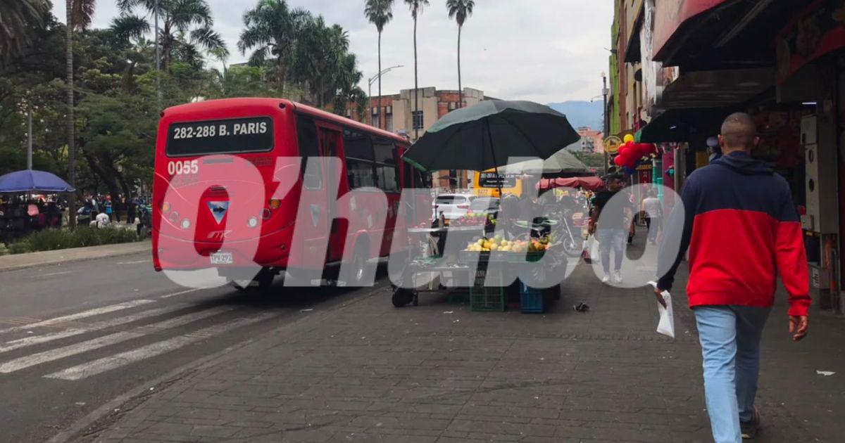 En esta acera del Centro fue donde cayó la mujer trans y de donde fue auxiliada por la Policía. FOTO: LAURA ROSA JIMÉNEZ VALENCIA