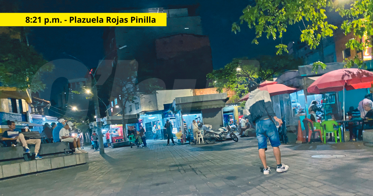 La plazuela Rojas Pinilla es uno de los sitios del barrio con mayor movimiento de población en horas de la noche. / FOTO: ANDRÉS FELIPE OSORIO.