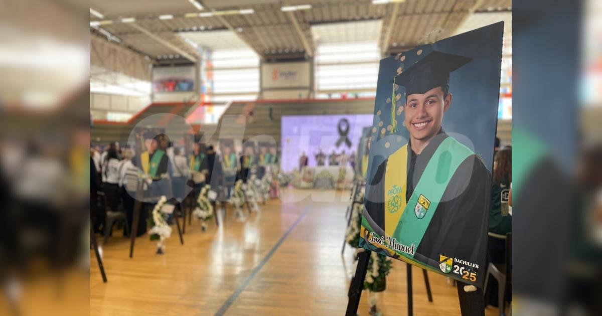 Homenaje póstumo a los 16 jóvenes del Liceo. FOTO: SINDY VALLE