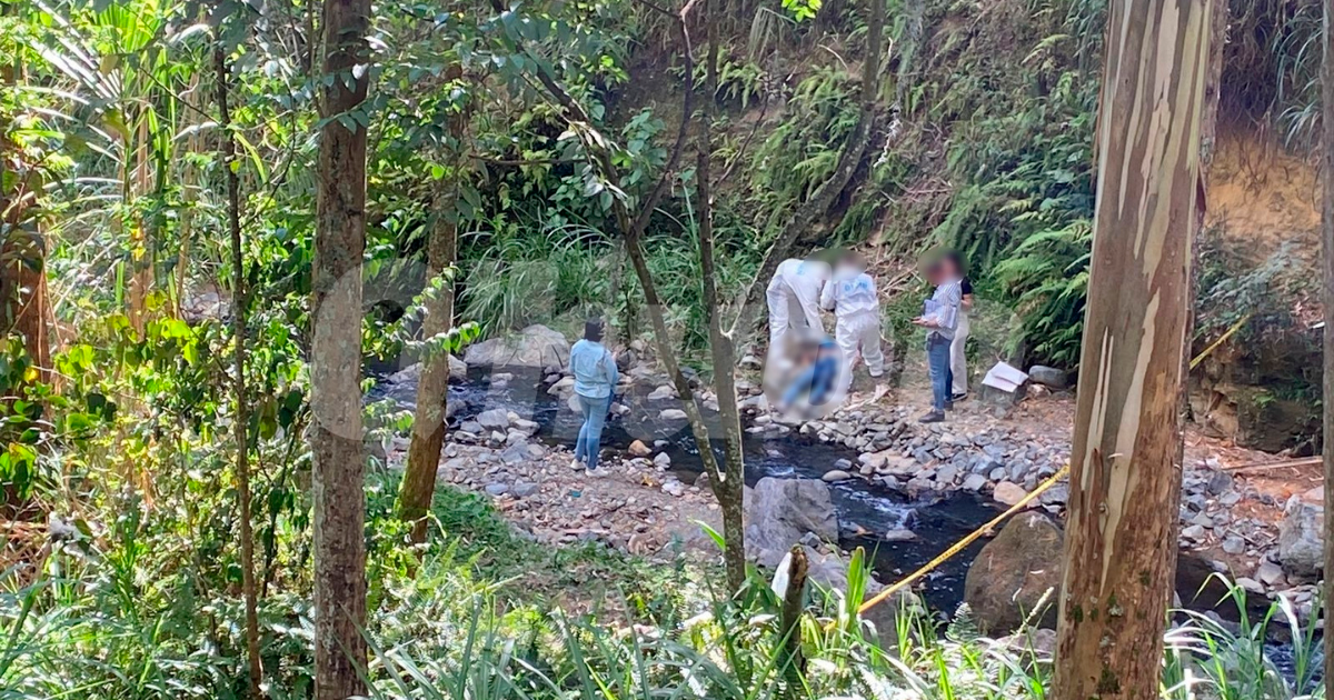 Agentes de la Sijín de la Policía realizaron la inspección del cadáver. /FOTO: ANDRÉS FELIPE OSORIO GARCÍA