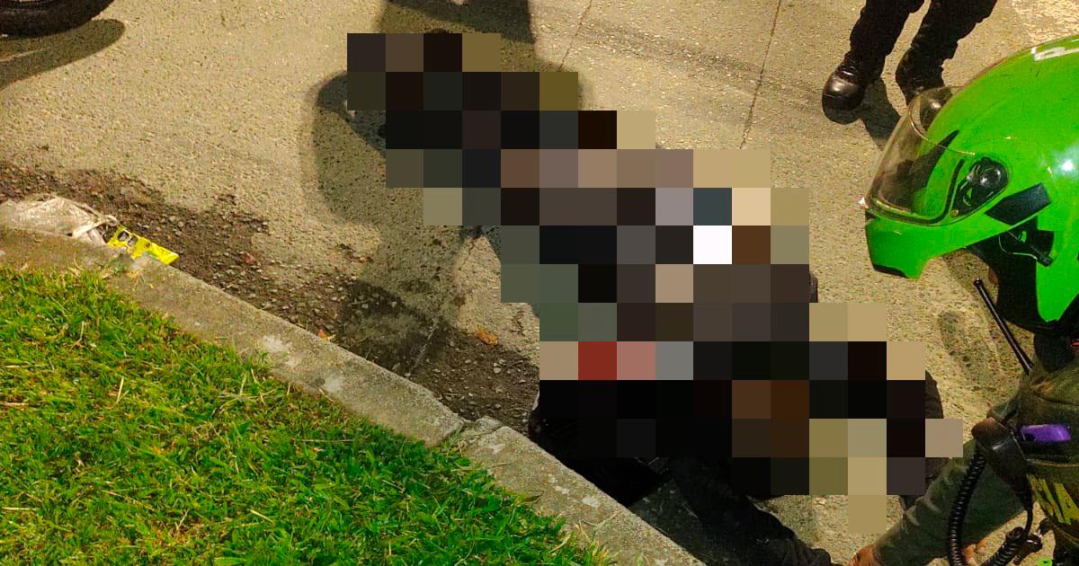 El presunto fletero quedó tendido en plena vía pública. /FOTO: CORTESÍA