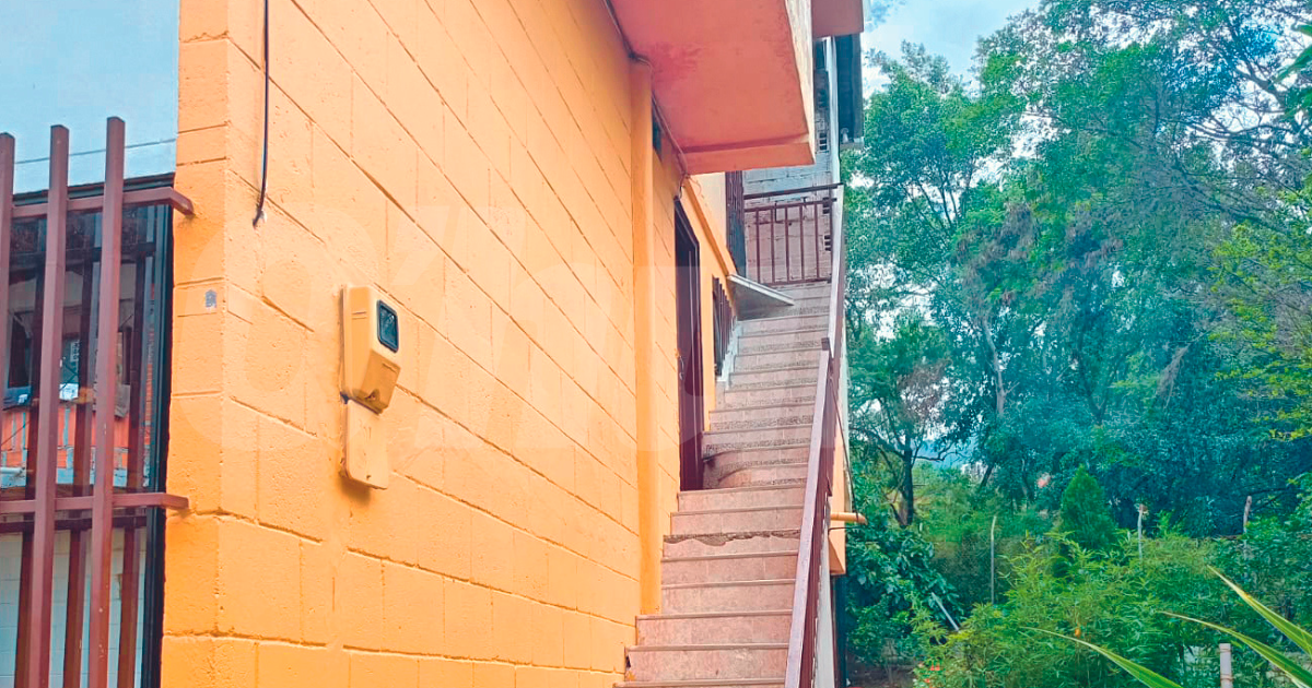 En este segundo piso encontraron sin vida a esta mujer después del mediodía del jueves anterior. No tenía signos de violencia visibles. / FOTO: SUSANA COGUA.