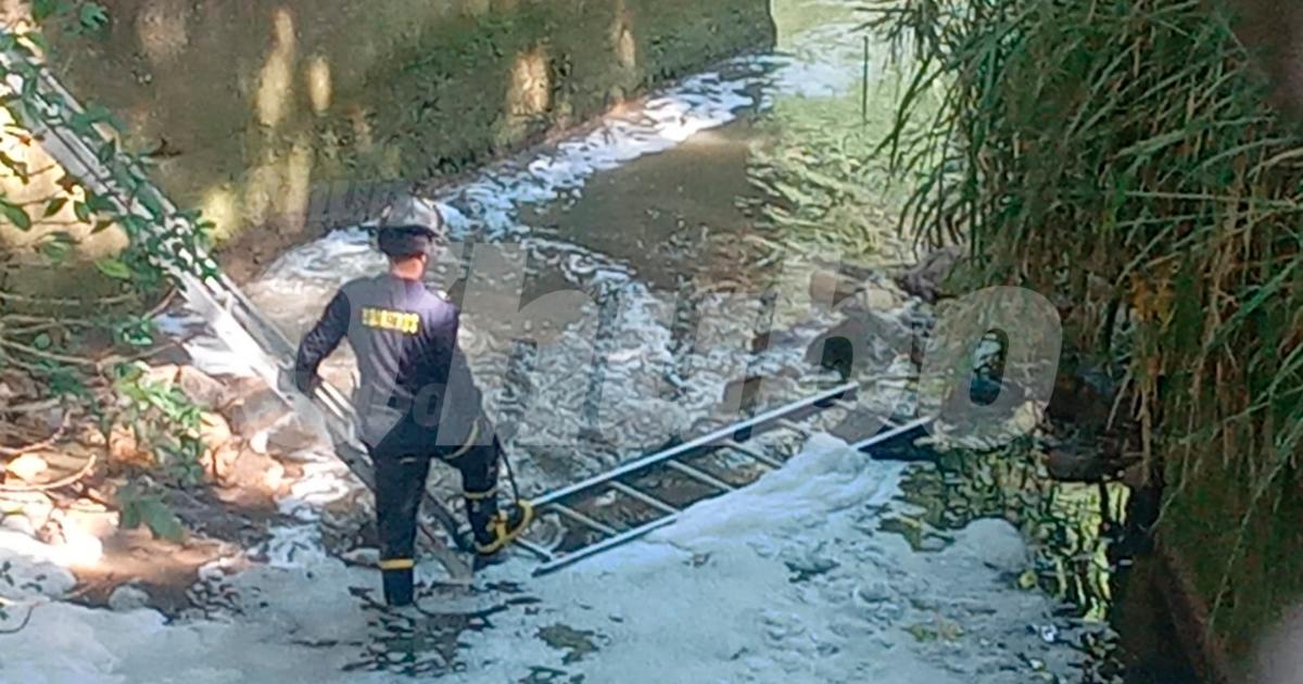 Bomberos llegando al lugar donde estaba el hombre. <b><span class=mln_small-caps_mln>/FOTO: Q’HUBO</span></b>