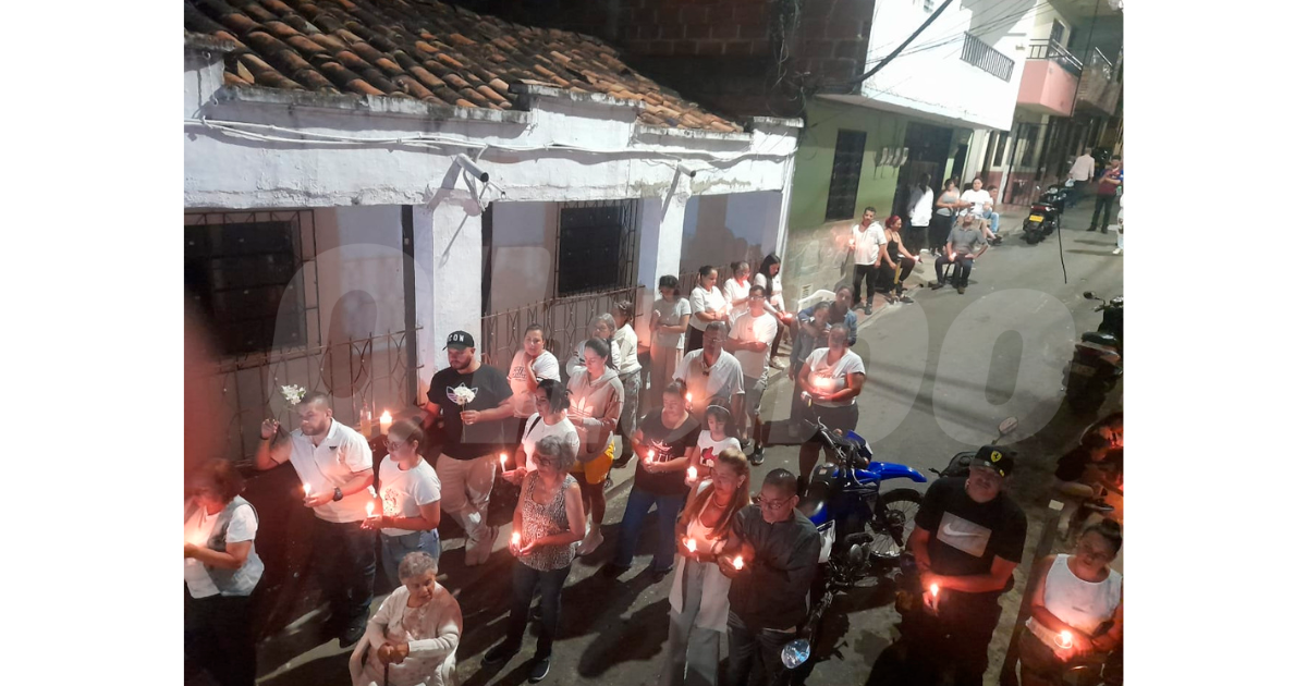 Los vecinos del sector, consternados por el hecho, convocaron la noche del viernes a una velatón, para pedir justicia por la muerte de doña Marta Cecilia. / FOTO: CORTESÍA.