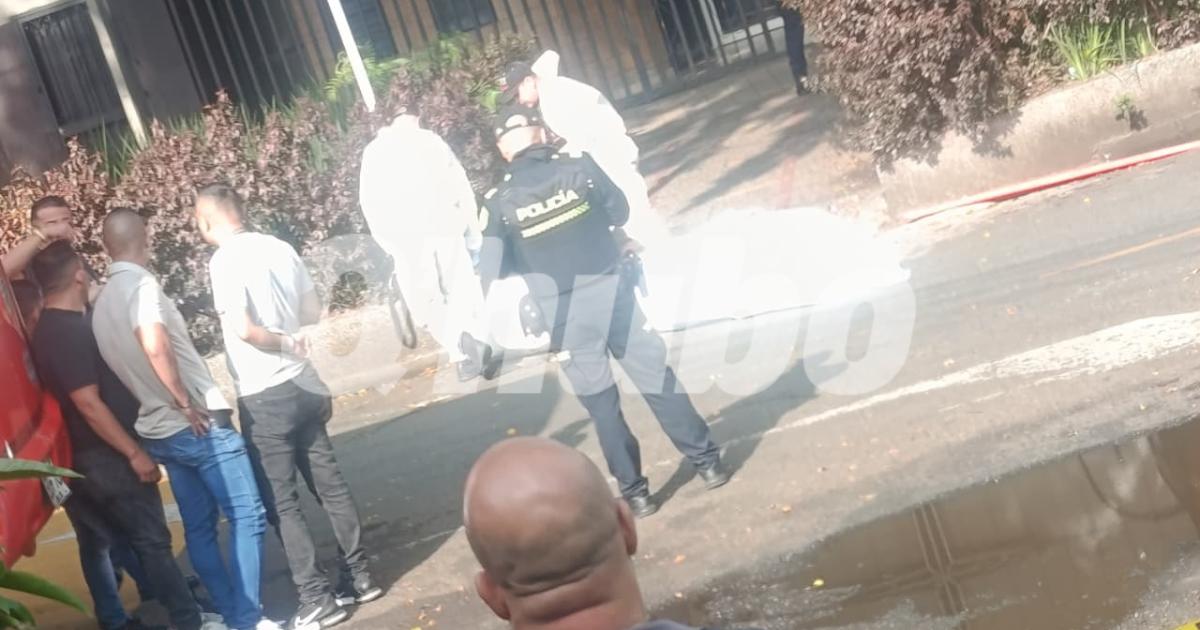 Cuerpo encontrado envuelto en cobija. FOTO: Q’HUBO MEDELLLÍN