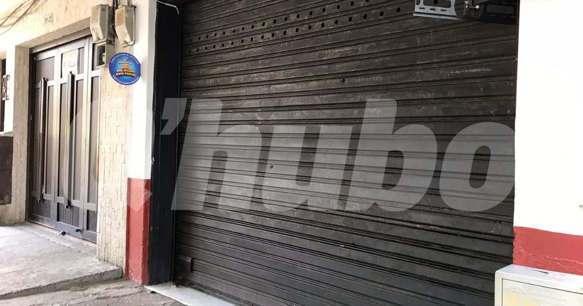 Las marcas de las balas quedaron en la reja del restaurante.