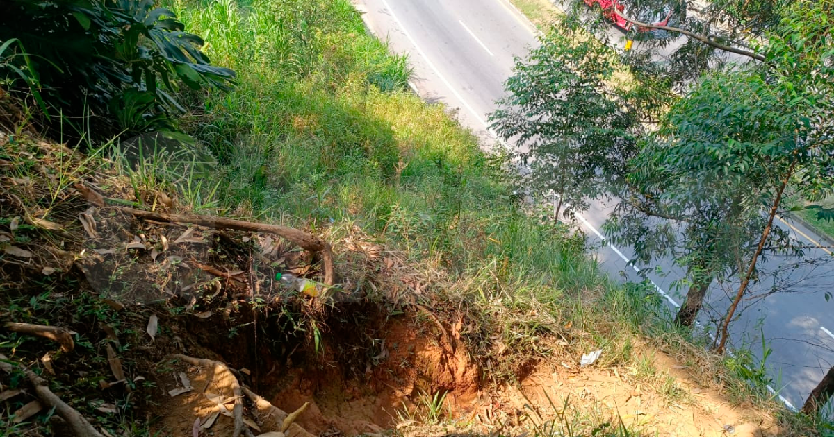 En este barranco de la vereda La Sagrada Familia, de La Estrella, junto a la variante a Caldas, ocurrió el asesinato. /FOTO: SUSANA COGUA