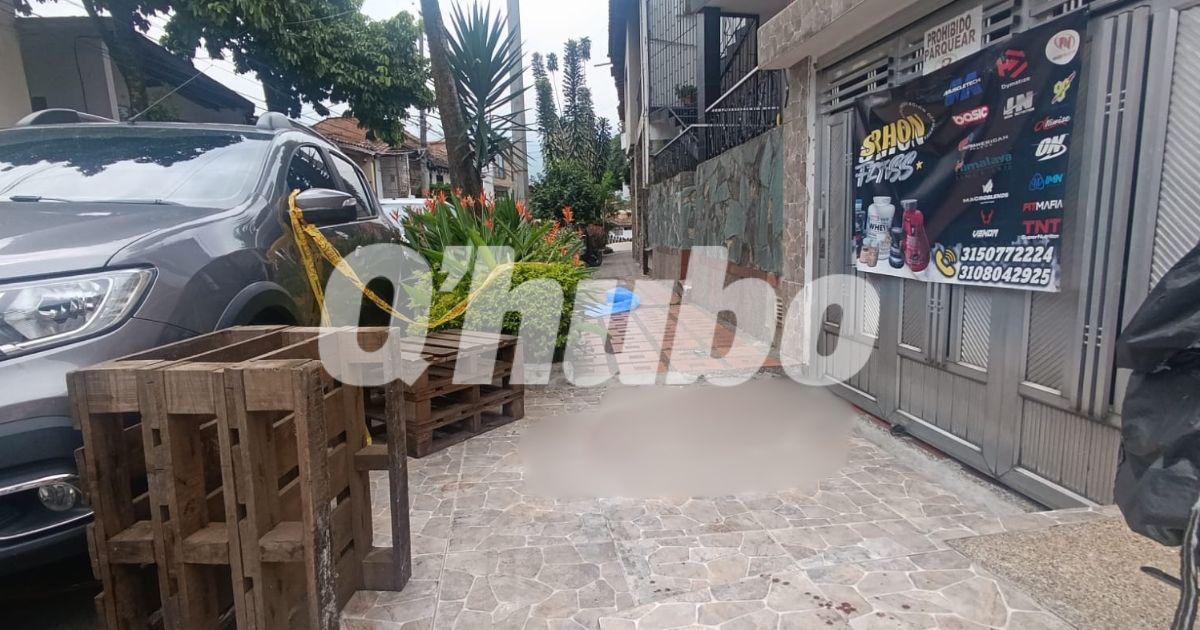 Hasta este garaje llegaron los sicarios en moto para asesinar al hombre. FOTO: ALEJANDRA MORALES